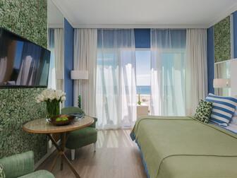 A room with a bed tv table